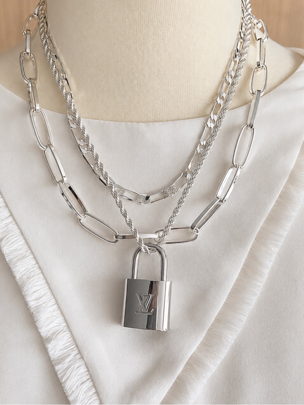 Louis Vuitton Silver Lock #305 and 2 Keys (necklace included)